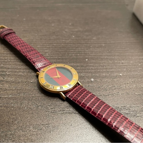 Authentic Gucci 3000M Gucci Stripe Dial Gold Plated Quartz Wrist Watch - Picture 1 of 4